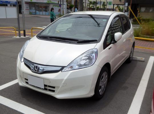 1200px-Honda_FIT_HYBRID・10th_Anniversary_(DAA-GP1)_front