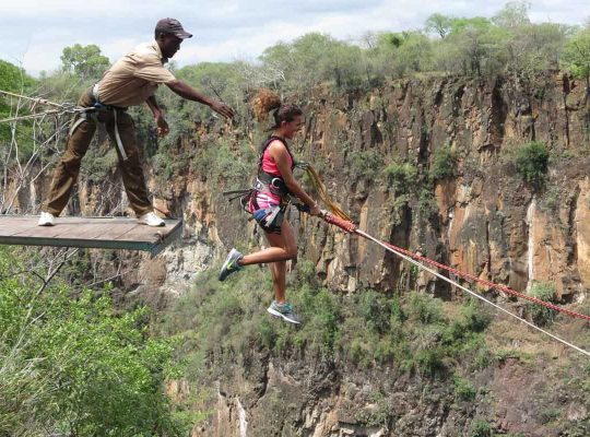 Victoria-Falls-zip-line-over-the-Zambezi12-DFS